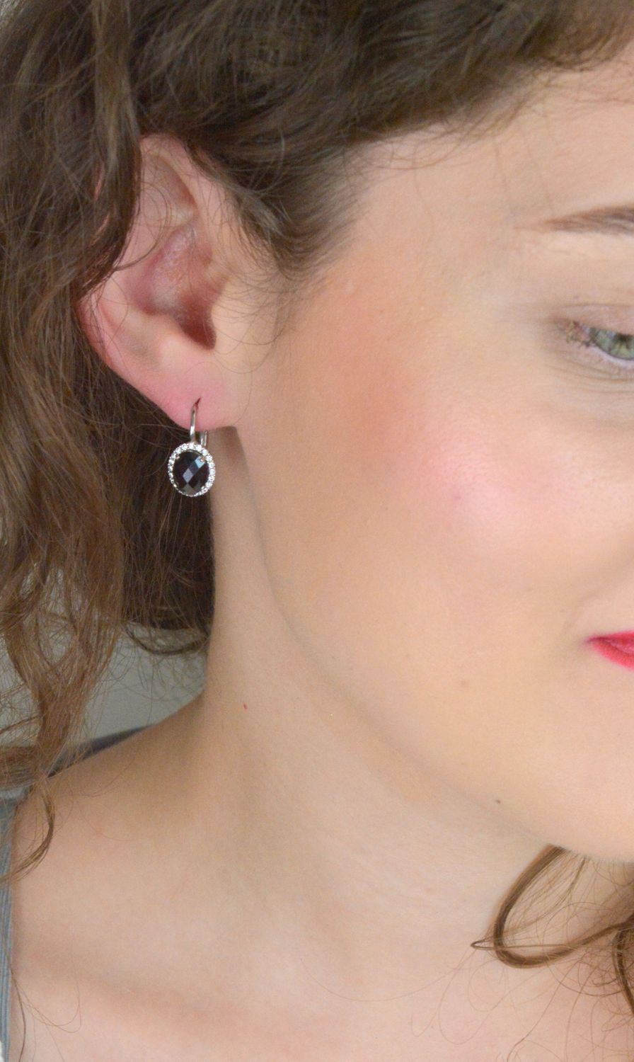 Eleganckie kolczyki damskie wykonane ze srebra próby 925, ozdobione naturalnym granatem w kształcie owalu. Zapięcie na bigiel angielski. Waga 3,50 g, długość 2,0 cm, szerokość 1,0 cm. Model K 03.jpg